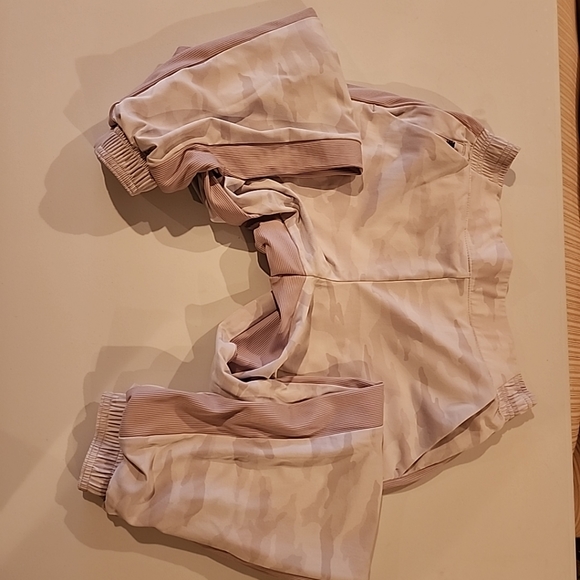 Athleta, NWT, Brooklyn Lined Camo Lux Joggers, Shasta Purple, Size 4 - Picture 15 of 16